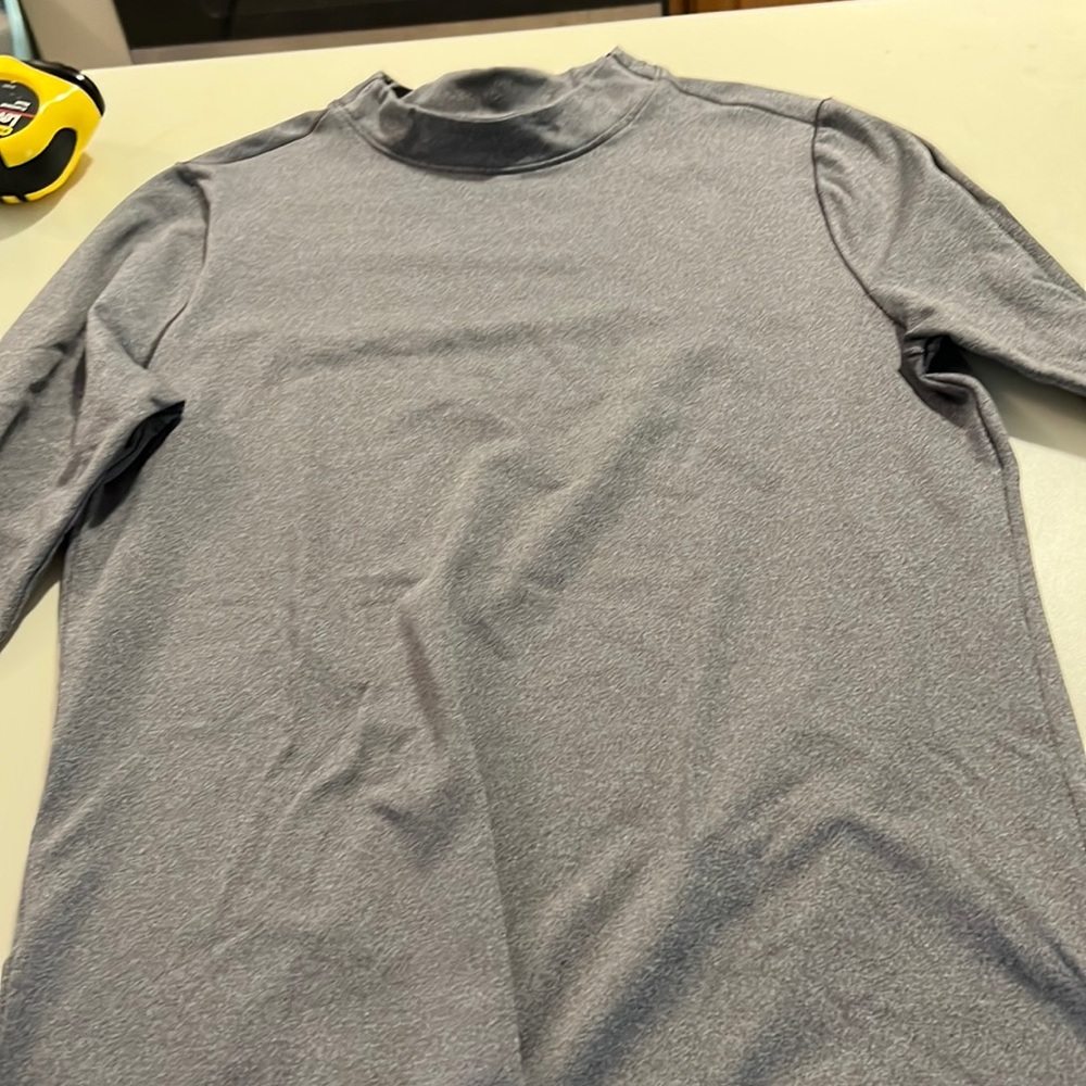 Mens small fitted cold gear shirt. Excellent condition